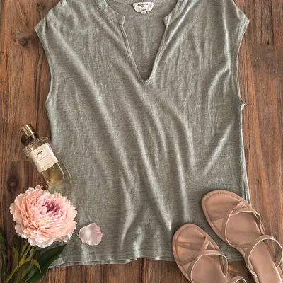 Top vert sauge – esprit naturel & minimaliste 🌿